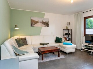 Wohnbereich mit Sofa und TV