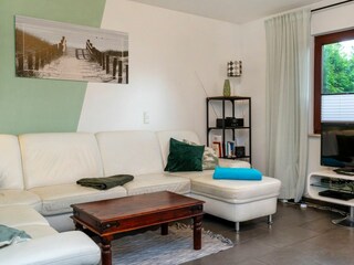 Wohnbereich mit Sofa und TV