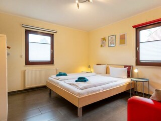 Schlafzimmer mit Doppelbett im Erdgeschoss