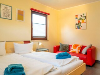 Schlafzimmer mit Doppelbett im Erdgeschoss