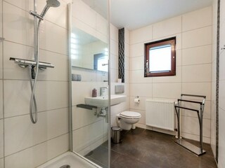 Badezimmer mit Dusche im Erdgeschoss