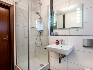 Badezimmer mit Dusche im Erdgeschoss
