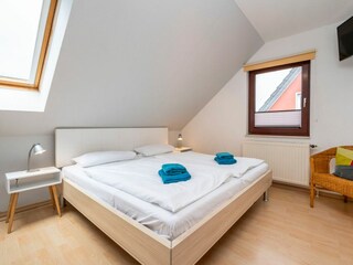 2. Schlafzimmer mit Doppelbett und TV