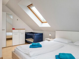 2. Schlafzimmer mit Doppelbett und Kleiderschrank