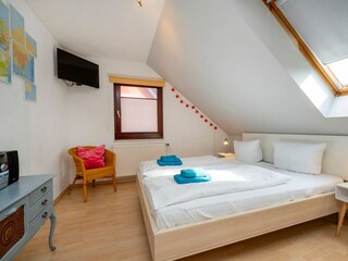 3. Schlafzimmer mit Doppelbett und TV