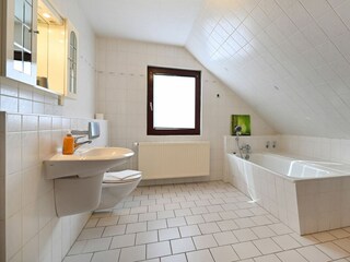 Badezimmer mit Badewanne im Obergeschoss