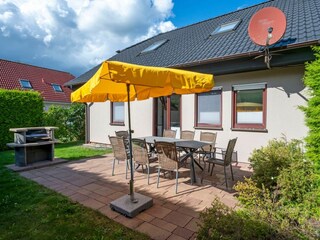 Terrasse mit Tisch und Bestuhlung