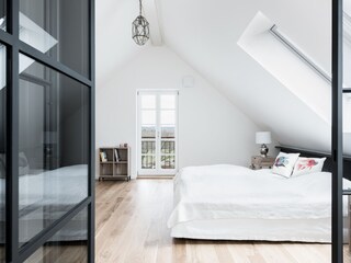 Schlafzimmer mit Doppelbett und Leseecke
