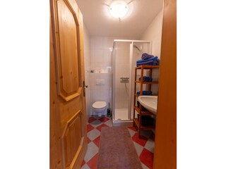 Bad mit Dusche und WC