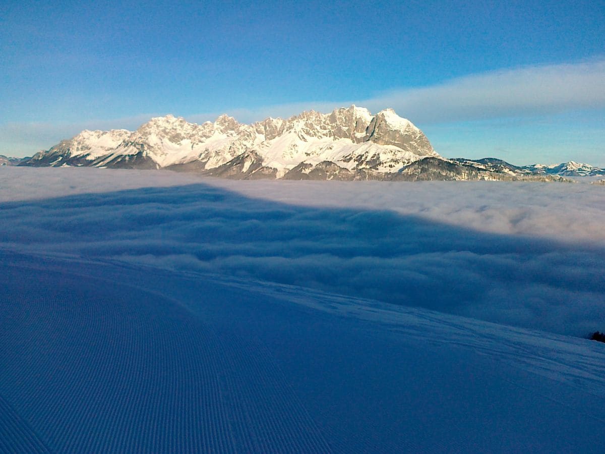 Ein Blick von der Schipiste auf den Wilden Kaiser