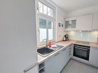 Küche mit Backofen, Cerankochfeld, Kühlschrank, Kaffeemaschine & Co