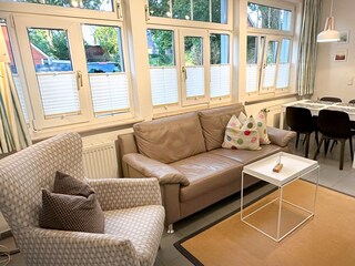 Wohnbereich mit Couch und Sessel