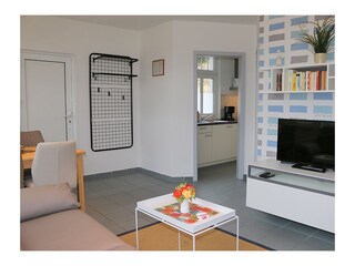 Wohnbereich und Blick in die Küche