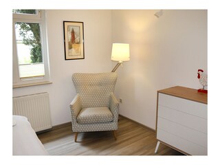 mit Lesesessel, Kommode