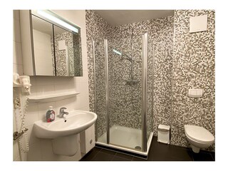 Bad mit Dusche (niedriger Einstieg) und WC