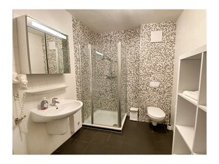 ausreichend Ablagemöglichkeiten + Fön vorhanden