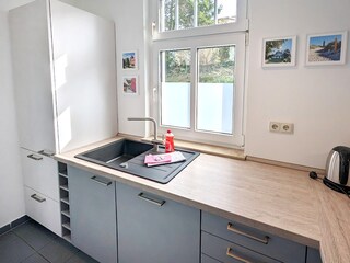 viel Arbeitsfläche und ausreichend Stauraum