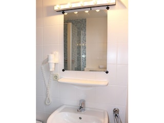 Badezimmer mit Dusche & WC