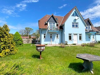 Südseite des Hauses mit Grundstück