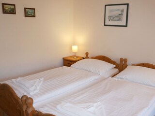 Bettwäsche und Handtücher als Grundausstattung vorhanden