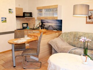 Wohnbereich mit Couch (mit Schlaf-Funktion)