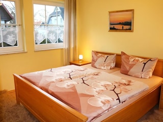 Schlafzimmer mit Doppelbett und Kleiderschrank