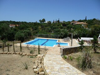 Pool von der Gartenterrasse aus gesehen