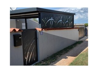 Entrance, guaranteed privacy