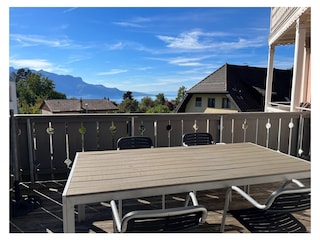 Terrasse mit Sicht auf den See und die Berge