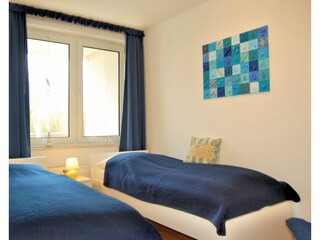 zweites Schlafzimmer, hell mit einem Kleiderschrank