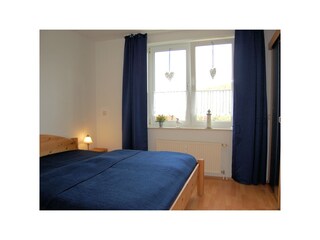 Gut abzudunkelnes Schlafzimmer mit einem Doppelbett