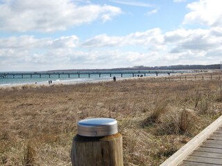 Auf dem Dünensteg mit vielen Sitzgelegenheiten
