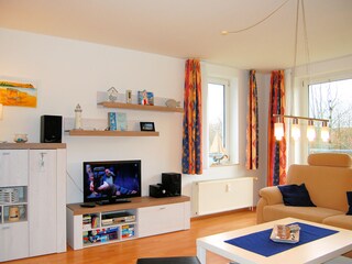 Sonnendurchflutendes Wohnzimmer mit Blick in den Garten