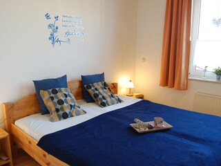 Schlafzimmer mit einem bequemen Doppelbett 180x200