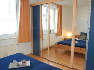 Großer Kleiderschrank für ihre Garderobe