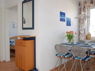 Garderobe mit Blick in das Schlafzimmer