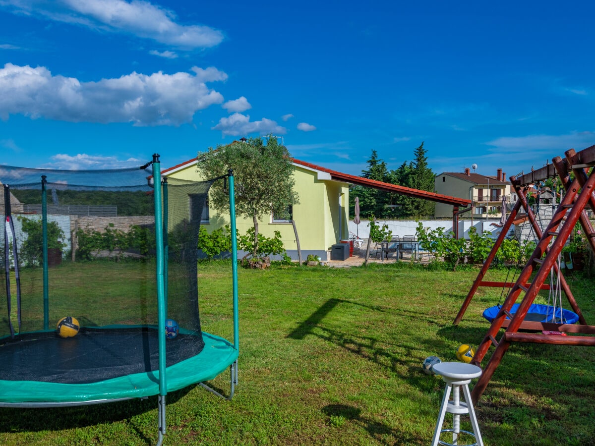 Ein kompletter Spielplatz für Kinder ist vorhanden!