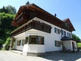 Villa im Wald im Sommer