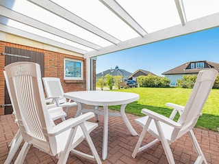 möblierte Terrasse überdacht