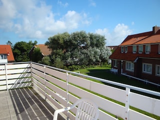 Blick von dem großen Balkon der Wohnung im 1. OG