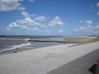 Blick aufs Meer von der Strandpromenade aus