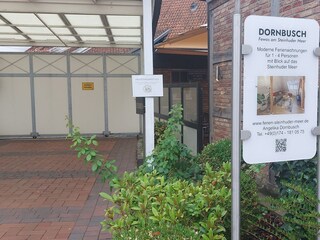 Einfahrt zu unserem Parkhof, Blick von der Strasse aus