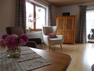 Fernsehschrank mit DVD Player u. Stereoanlage