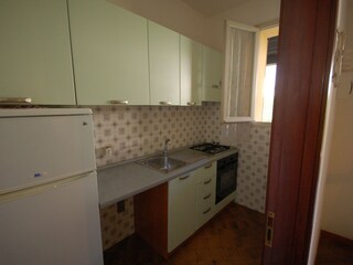 Ausgestattete Küche Kühlschrank Backofen Geschirr Töpfe