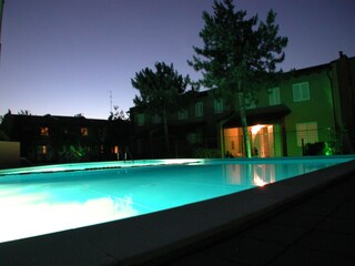 Schwimmbad in der Nacht