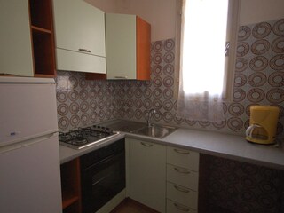 Ausgestattete Küche Kühlschrank Backofen Geschirr Töpfe