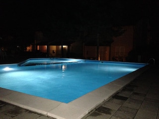Schwimmbad in der Nacht