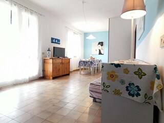 Wohnzimmer mit TV und Schlafsofa