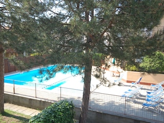 Blick auf den Pool vom Schlafzimmer