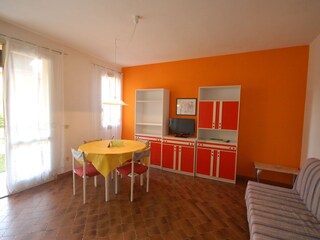 Wohnzimmer mit TV und Schlafsofa